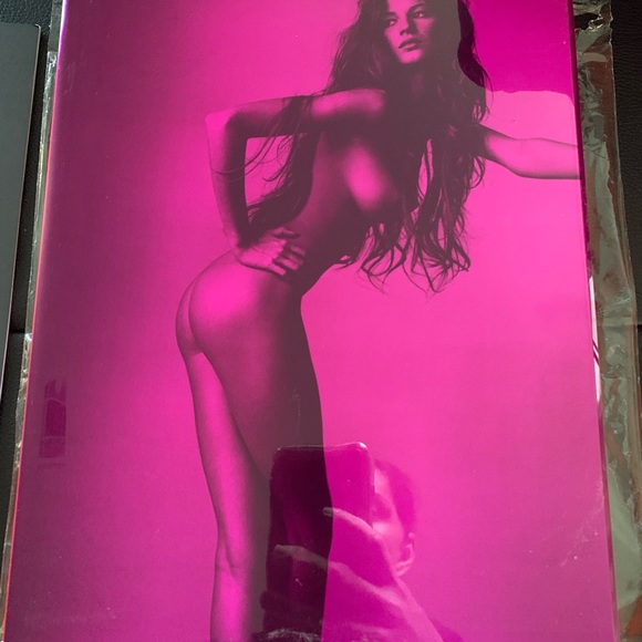 Gisele Bundchen rarely book - Picture 3 of 6
